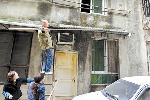武漢一社區(qū)突下“錢雨” 飄落近萬元百元大鈔