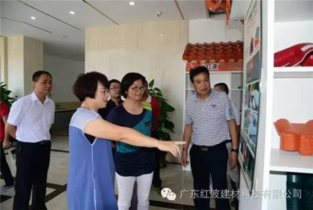 政協(xié)代表、企業(yè)管理人員代表參觀紅波產(chǎn)品展廳