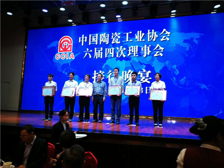 蒙娜麗莎集團(tuán)代表上臺(tái)接受頒獎(jiǎng)(右一)