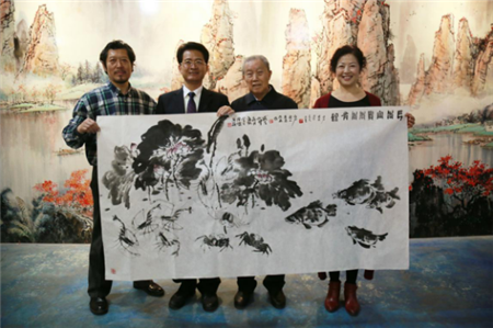 蒙娜麗莎集團董事張旗康、藝術總監(jiān)陳捷與齊亮夫及其女兒在瓷藝館合影