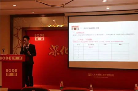 ▲市場(chǎng)策劃部推廣專員劉英祺講解活動(dòng)